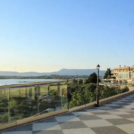 View Stylish Penthouse Nyaraló *